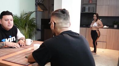 ME FOLLO A EXNOVIA FRENTE A SU CORNUDO Y GORDO NOVIO