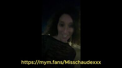 ???????? Misschaudexxx, Promenade dans la rue avec plug anal lumineux, baise avec un inconnu et creampie