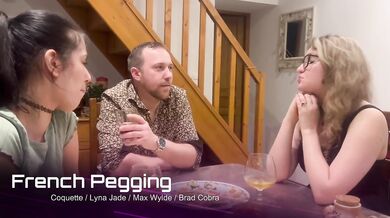 French Pegging - La punition du mari : Crachat, Fouet, Foot Gagging, Strapon, Fist et Pisse