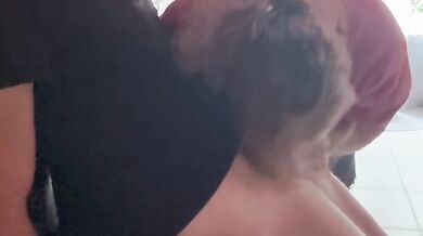La femme de ménage suce et avale
