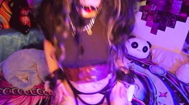 French Alternative girl Twerk et Joui fort avec ces Toys - M3treSluggy