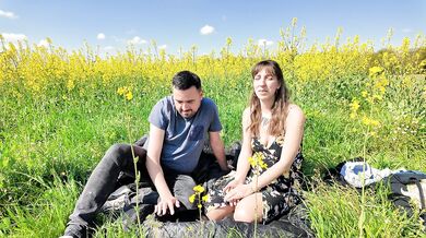 Rea adore la levrette dans les fleurs