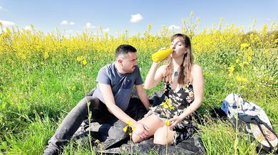 Rea adore la levrette dans les fleurs