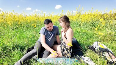Rea adore la levrette dans les fleurs