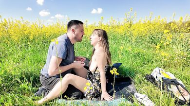 Rea adore la levrette dans les fleurs