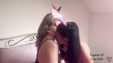 2 lapines perverses se bouffent la chatte et jouissent avec leurs jouets