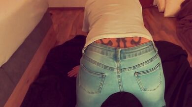 Ich musste im knien in die Jeans pissen