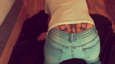 Ich musste im knien in die Jeans pissen