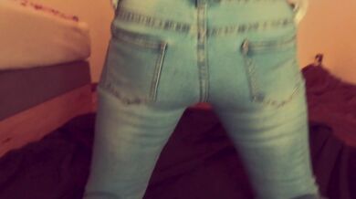 Ich musste im knien in die Jeans pissen