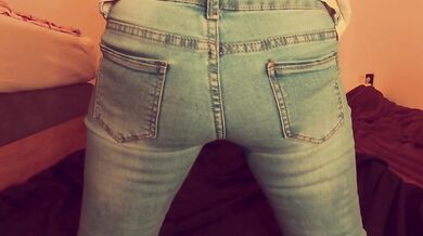Ich musste im knien in die Jeans pissen