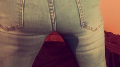 Ich musste im knien in die Jeans pissen