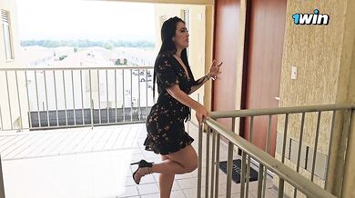 Mi VECINA SARAH BLACK viene a mi apartamento y termino FOLLANDO su enorme CULO
