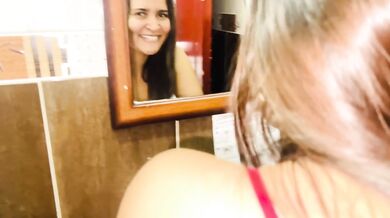 Espio a mi madrastra cuando papá esta fuera de casa. follamos en el baño. vanessa latina