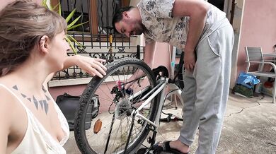 Il a réparé mon vélo...j'ai fini avec bcp de sperme sur le visage
