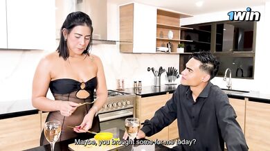 Madrastra Milf se folla a su Hijastro en la cocina con su enorme culo latino - Kylei Ellish