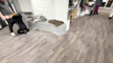 je trompe mon mec avec Yan dans une boutique de ski, le vendeur me surprend, je lui vide les couille