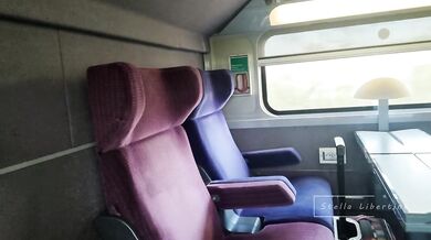 Exhib Risquée et Doigts dans le Train en Plein Jour !