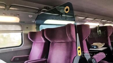 Exhib Risquée et Doigts dans le Train en Plein Jour !