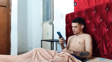 madrastra organiza la casa y encuentra a su hijastro masturbándose (acaban follando)