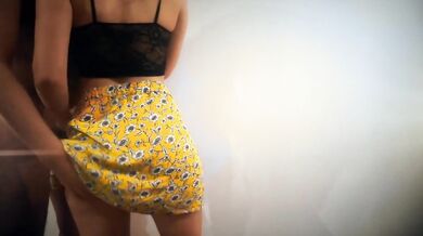 Jupe Jaune Sexy, Sucée Puis Baisée en Doggystyle Contre un Mur Blanc