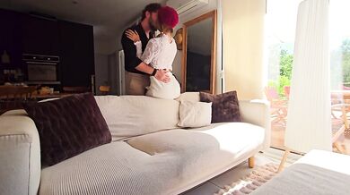 Riche salope française baisée sur le sofa fini en creampie