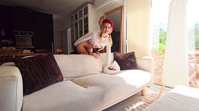 Riche salope française baisée sur le sofa fini en creampie