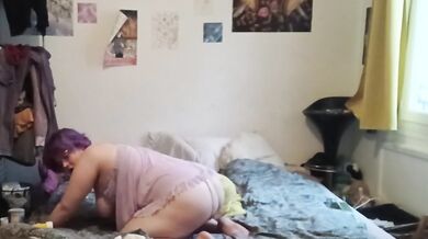 petite salope s'amuse toute seule