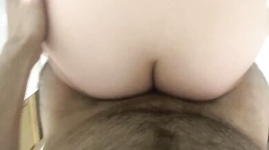 pov pervmom stepmom est toute mouillée dans son bain et veux son beau-fils (extrait 3)