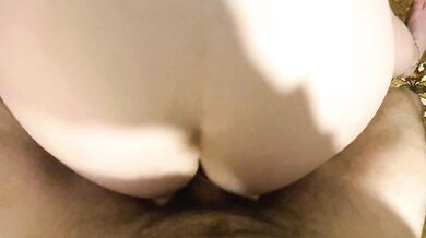 POV anal stepdaughter à un plug anal en cadeau pour son stepdad
