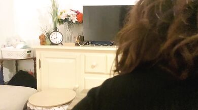 POV anal stepdaughter à un plug anal en cadeau pour son stepdad
