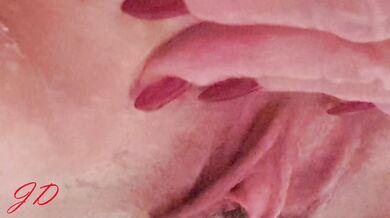 Look how your piss runs over my pussy