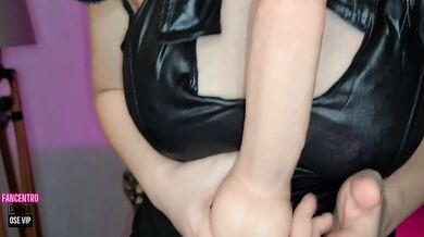 Voisine dominatrice Francaise te fait un joi anal t'encule avec ses enormes godes-Clara Ose