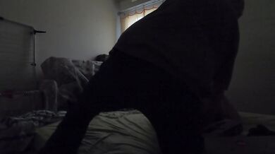 Pas pu résister à baiser avec l'artisan lui parler salement et avaler son sperme comme une salope