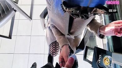 Coquine Française suce et fume une cigarette sur le balcon smoking fétish-Clara Ose