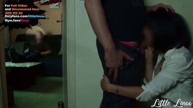 Belle mère suce son beau fils pendant que son mari regarde la tv