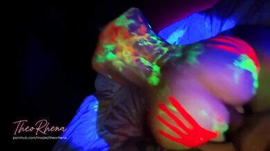 Neon Glow Hardcore - Sexe fluorescent sauvage sur le lit avec TheoRhena !