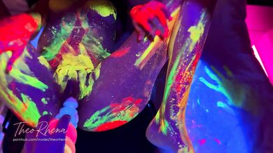 Neon Glow Hardcore - Sexe fluorescent sauvage sur le lit avec TheoRhena !