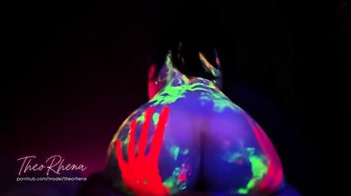 Neon Glow Hardcore - Sexe fluorescent sauvage sur le lit avec TheoRhena !