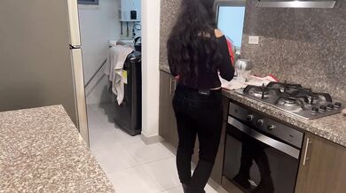 La niñera hace horas extras sexuales mientras mi marido está en la habitación