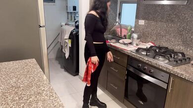 La niñera hace horas extras sexuales mientras mi marido está en la habitación