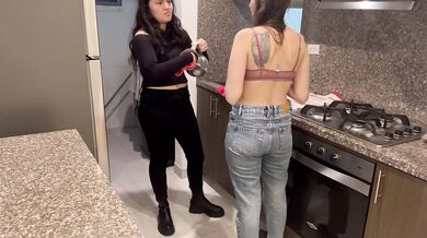 La niñera hace horas extras sexuales mientras mi marido está en la habitación