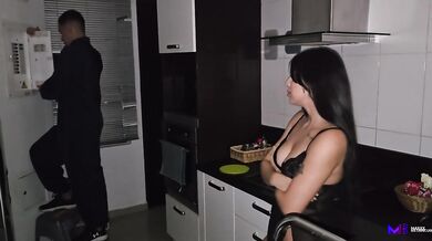 Esposa cornuda se folla a su electricista cuando se fue la energia - Max Betancur y Jessica Osorio