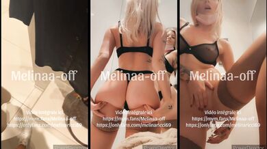 Je me touche et me gode dans une cabine d'essayage en exhib