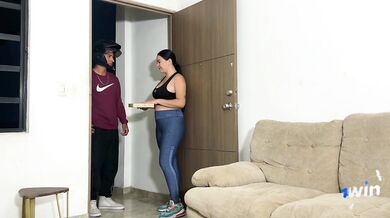 Colombiana tetona recibe a repartidor delgado con una follada de propina