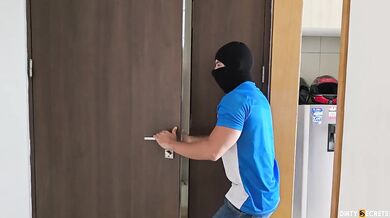 LATINA CULONA SE FOLLA A LADRÓN CON GRAN POLLA