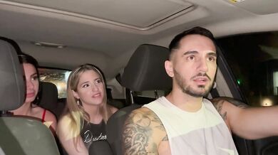 Dos amigas hacen trío con un chófer de Uber-FT DivinaMaruu
