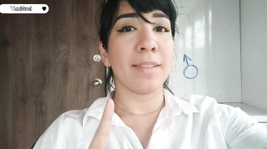 Joi en español. Follama encima del escritorio