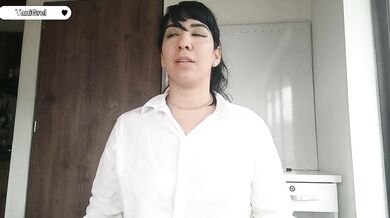 Joi en español. Follama encima del escritorio
