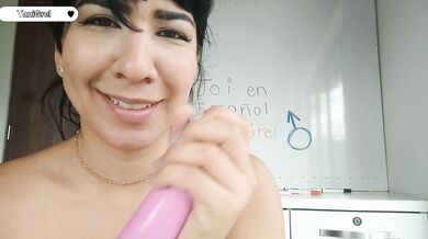 Joi en español. Follama encima del escritorio