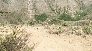 Un extraño interrumpió mi caminata y me llevó a follar en las montañas. POV MAMADA Y PERRITO